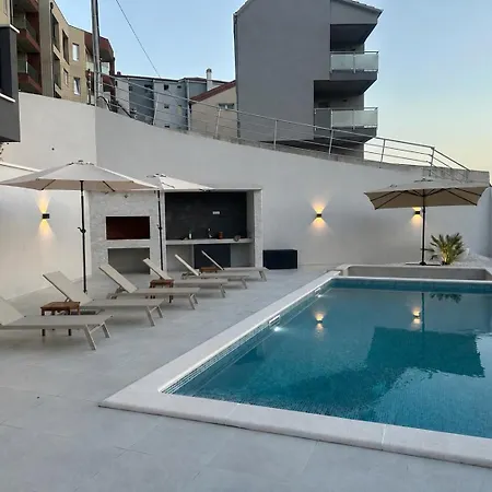 Blue Sunset, With Pool,terace & Stunning Views Apartment Podstrana