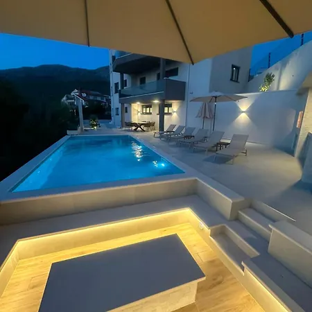 Blue Sunset, With Pool,terace & Stunning Views Apartment Podstrana