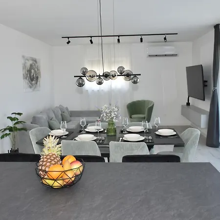 Apartment Blue Sunset, With Pool,terace & Stunning Views Podstrana